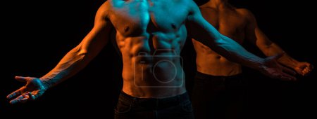 Foto de Joven musculoso en camiseta negra mostrando abdominales. Hombres abdominales. Músculo abdominal fitness. Pack de seis hombres - Imagen libre de derechos