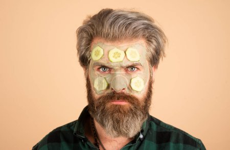 Foto de Hombre con máscara de barro. Tratamiento facial - Imagen libre de derechos