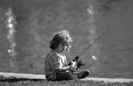 Foto de Feliz niño pescando en el lago. Chico con spinner en el río. Concepto de pesca - Imagen libre de derechos