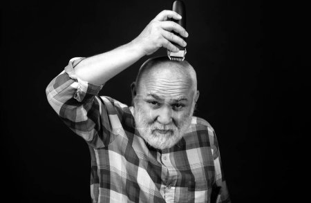 Foto de Cortes de pelo de hombre mayor gris. Peluquero hombre calvo, calvicie madura y concepto de pérdida de cabello - Imagen libre de derechos