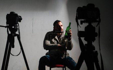 Téléchargez les photos : Dépression et alcoolisme. Accro à l'alcool buvant du vin en studio photo. Homme hispanique souffrant d'abus d'alcool. Un latino déprimé qui boit de l'alcool. Traitement de la dépendance chronique à l'alcool
. - en image libre de droit