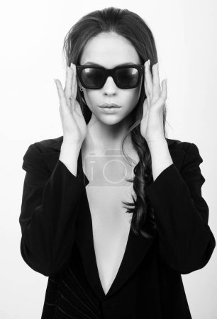 Foto de Moda gafas de verano. Mujer segura con gafas de sol. tendencia de estilo de moda - Imagen libre de derechos