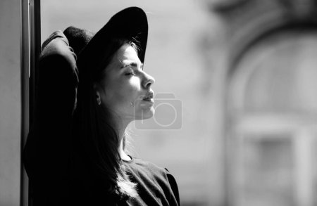 Photo for Beautiful girl face closeup, outside portrait of young woman in fashion hat. Summer romantic casual woman. Bright sun, summer, heat, travel and rest concept - Royalty Free Image