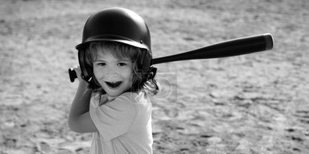 Foto de Un niño divertido jugando béisbol. Bateador en la liga juvenil recibiendo un golpe. Niño golpeando una pelota de béisbol - Imagen libre de derechos