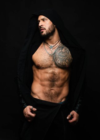 Foto de Torso muscular y sexy de hombre joven con abdominales perfectos. Músculo abdominal fitness. Pack de seis hombres - Imagen libre de derechos
