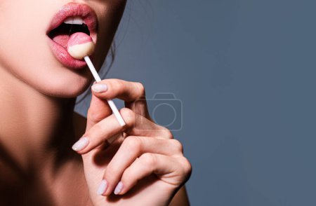 Téléchargez les photos : Soin des dents. Femme avec des dents saines manger des bonbons - en image libre de droit