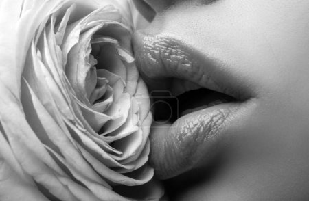 Foto de Mujer joven sana y hermosa con labios rosados. Hermosos labios de mujer con rosa - Imagen libre de derechos