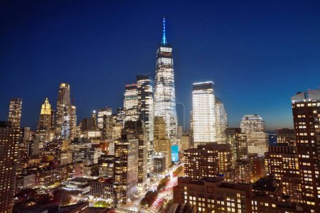 Foto de Vista superior famosa de la ciudad de Nueva York. Noche Nueva York desde arriba. Panorama nocturno de Nueva York, horizonte de Nueva York al atardecer. Edificios Manhattan del dron. Rascacielos de edificio de Nueva York skyline desde arriba - Imagen libre de derechos