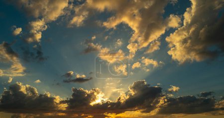 Foto de Nubes de fondo. Dramática Nubes Atardecer Fondo. Cielo con nubes al amanecer. Salida del sol con nubes de varias formas de fondo. Nube tranquila - Imagen libre de derechos