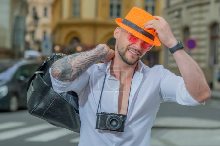 Téléchargez les photos : Homme avec sac de voyage prêt à voyager en vacances - en image libre de droit