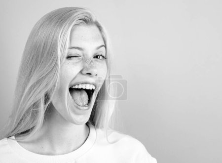 Téléchargez les photos : Une femme qui rit. Portrait de fille souriante heureuse. Joyeux jeune belle fille souriant, studio isoalted fond - en image libre de droit