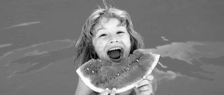 Téléchargez les photos : Funny excited child eats watermelon near the pool. Banner for header, copy space. Poster for web design - en image libre de droit