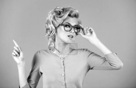 Foto de Pop art pinup mujer de negocios en gafas. Retrato aislado de mujer - Imagen libre de derechos