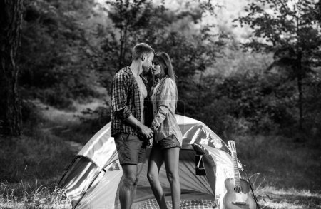 Téléchargez les photos : Couple campant près du fond forestier. Concept de nature et style de vie. Amateurs romantiques à la campagne. Amateurs de couples campant en forêt en été - en image libre de droit