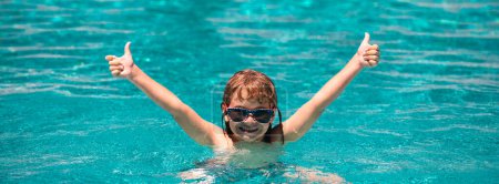 Téléchargez les photos : Enfant levé les mains dans la piscine d'été. Enfants actifs mode de vie sain, activité de sport nautique et leçons de natation en vacances d'été avec l'enfant. Bannière, espace de copie - en image libre de droit