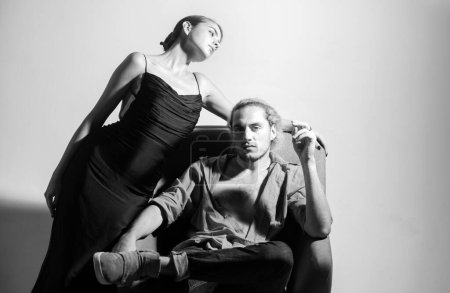 Téléchargez les photos : Studio portrait de mode de jeune couple élégant dans les câlins d'amour - en image libre de droit
