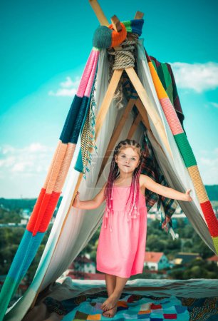 Téléchargez les photos : Les enfants d'été campent. Petite fille dans une tente. On s'amuse dehors. Adaptation des enfants - en image libre de droit