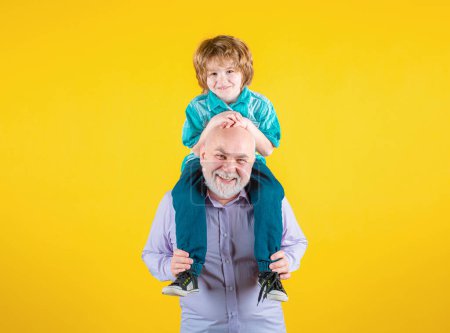 Téléchargez les photos : Grand-père et fils dos de piggy ride avec drôle visage isolé - en image libre de droit