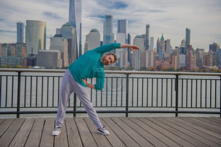Foto de Ejercicios Man Doing en Nueva York al aire libre. Entrenamiento de hombre feliz en la ciudad de Nueva York. Motivación de corredores senior para entrenamiento de fitness, energía y ejercicio saludable. Deporte, fitness y ejercicio - Imagen libre de derechos