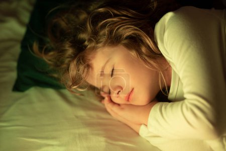 Téléchargez les photos : Calme les enfants dormir. Enfant dormant au lit. Joli gosse dormant sous une couverture. Un gamin allongé sur un oreiller. Repos d'enfant endormi, dormir sainement ou faire une sieste - en image libre de droit
