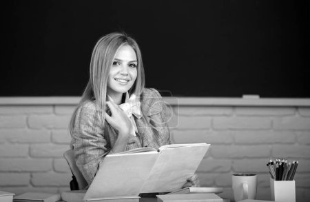 Téléchargez les photos : Portrait d'une étudiante universitaire lisant un livre leçon d'étude à l'école ou à l'université - en image libre de droit