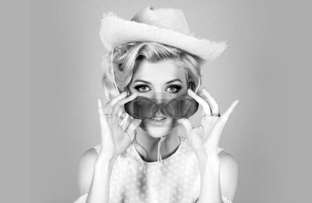 Téléchargez les photos : Femme blonde drôle avec chapeau de cow-boy rose. Jeune cowgirl américaine portrait de femme - en image libre de droit