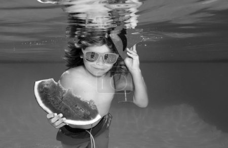 Téléchargez les photos : Summer kids portrait in pool water. Child swim and dive underwater in the swimming pool - en image libre de droit