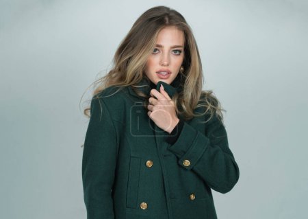 Téléchargez les photos : Fashion female coat. Young glamour woman wearing stylish fashion dress. Fashion model in studio - en image libre de droit