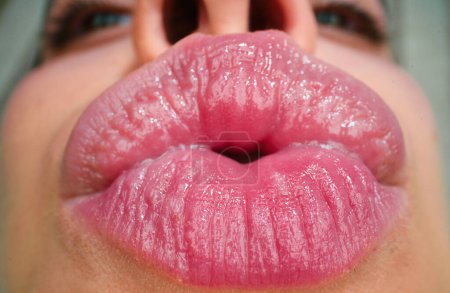 Foto de Labios macros. Boca de mujer cerrada, aislada en blanco. Extremo de cerca la boca, macro sexy labio - Imagen libre de derechos