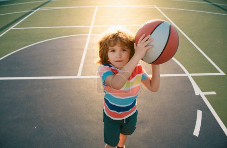 Téléchargez les photos : Joueur de basket-ball. hobby, mode de vie actif, activité sportive pour les enfants - en image libre de droit