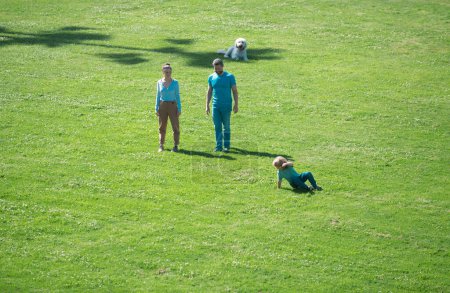 Foto de Vista Arial de los padres y los niños de vacaciones jugando juntos al aire libre. Tiempo libre familiar - Imagen libre de derechos