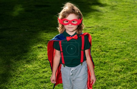 Téléchargez les photos : Superhéros enfant avec manteau rouge dans les lunettes. Succès, concept de motivation. Super héros garçon - en image libre de droit