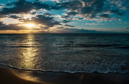 Téléchargez les photos : Coucher de soleil sur la plage, vacances d'été - en image libre de droit