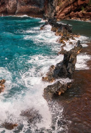 Foto de Orilla del mar con piedras, paisaje marino oceánico. Olas marinas sobre rocas en la playa de piedra salvaje. Mar tropical relajarse - Imagen libre de derechos