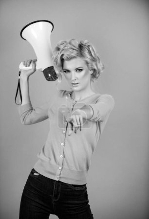 Foto de Speaking loudly in the megaphone. Blonde woman with megaphone - Imagen libre de derechos