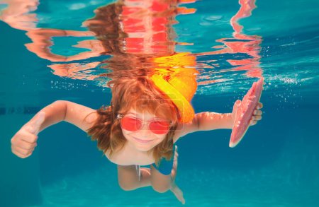 Téléchargez les photos : Enfant nageant dans la piscine sous l'eau. Enfant garçon nager sous l'eau dans la mer - en image libre de droit