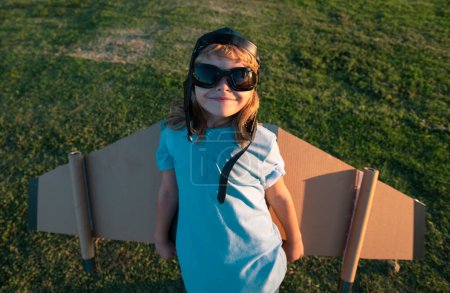 Téléchargez les photos : Portrait of child imagination dream to be pilot. Creative and innovation concept. Success kids and leader concept - en image libre de droit