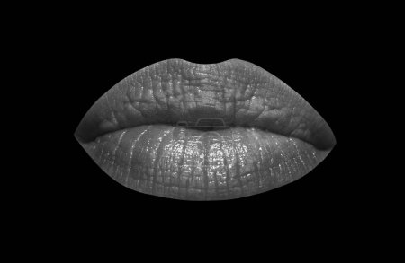 Téléchargez les photos : Rouge sexy lèvres femelles isolées sur un fond noir, belles lèvres, rouge à lèvres rouge beauté - en image libre de droit