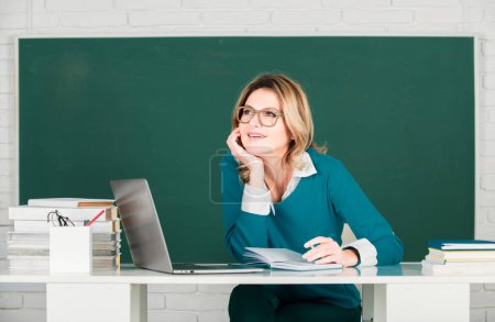 Téléchargez les photos : Professeure. Portrait d'enseignante ligne d'enseignement des lycéens avec cahier en classe sur tableau noir - en image libre de droit