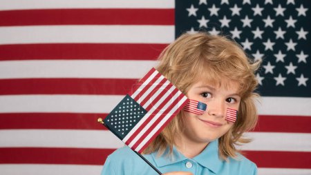 Téléchargez les photos : Jour de l'indépendance 4 juillet. Gros plan portrait de l'enfant avec drapeau des Etats-Unis sur la joue - en image libre de droit