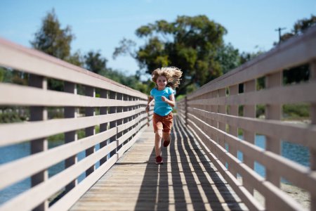 Téléchargez les photos : Enfant garçon jouer et courir dans le parc d'été - en image libre de droit