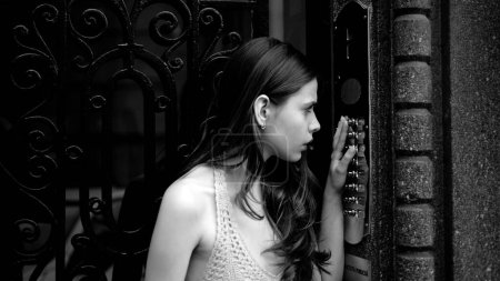 Foto de Timbre de la puerta del intercomunicador de la mujer en la entrada del edificio. Mujer vestido joven introduciendo código en el teclado de la puerta - Imagen libre de derechos