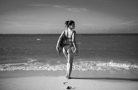 Foto de Mujer con nalgas sexy en traje de baño. Mujer joven sosteniendo una piña. Vacaciones calientes de verano en la playa de jamaica o miami - Imagen libre de derechos