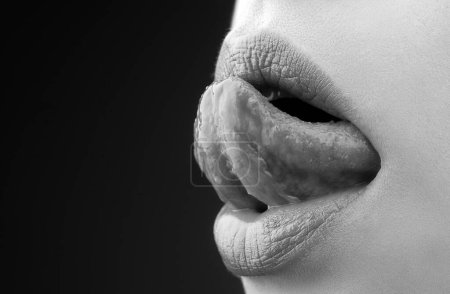 Téléchargez les photos : Femme montre la langue sexy. Sensuelle séduisante bouche gros plan - en image libre de droit