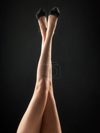 Téléchargez les photos : Femme sexy jambes minces. Style bureau. Séduisante fille pied - en image libre de droit