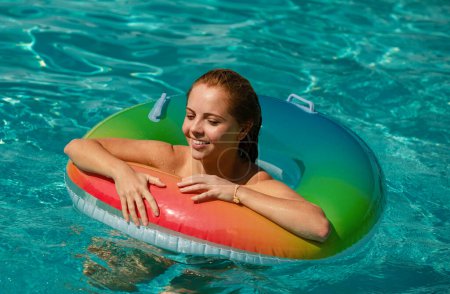 Téléchargez les photos : Vacances d'été. Femme en maillot de bain sur anneau de bain. Resort dans piscine. Fête piscine - en image libre de droit