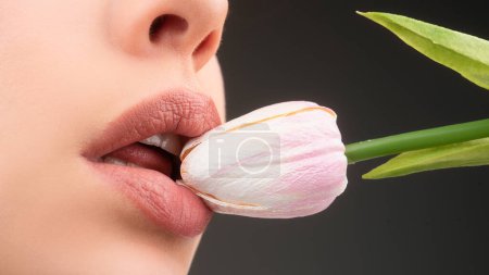 Téléchargez les photos : Sexy lips with tulips. Oral sex, licking flower. Blowjob and kiss. Sensual sexy female mouth and spring flowers - en image libre de droit