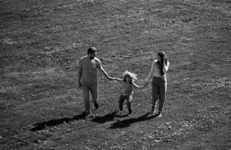 Foto de Familia y niño caminando al aire libre en verano naturaleza - Imagen libre de derechos