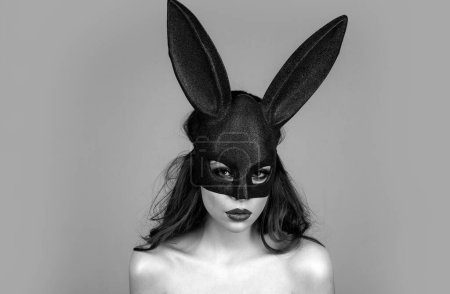 Téléchargez les photos : Femme lapin. Belle fille nue dans le masque de lapin de mode. Chasse aux œufs. Oreilles de lapin de Pâques - en image libre de droit