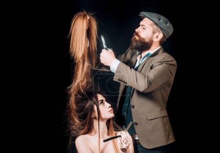 Téléchargez les photos : Femme aux cheveux longs au studio de beauté. Barbier coupe les cheveux avec des ciseaux. Coiffeur de mode faisant coiffure vogue, coupe de cheveux - en image libre de droit